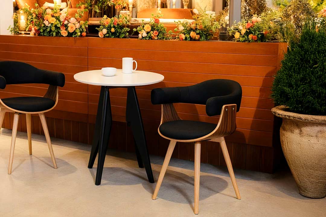 Asortarea scaunelor de cafenea cu decorul